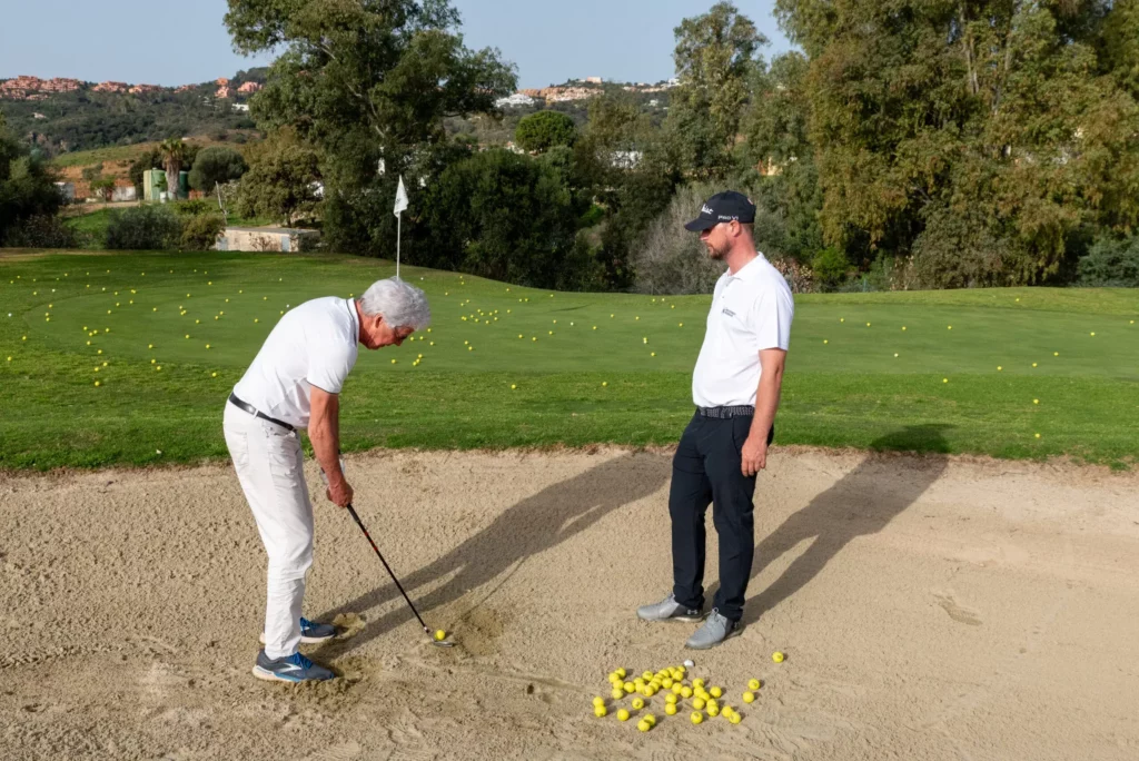 Golftechniken für Einsteiger: Trainer zeigt Griff und Haltung auf dem Golfplatz