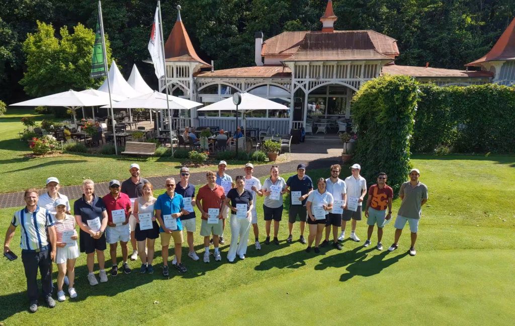 Gruppe von Golf-Einsteigern mit Trainer erhält das DGV-Platzreife-Zertifikat im Kurs bei Frankfurt