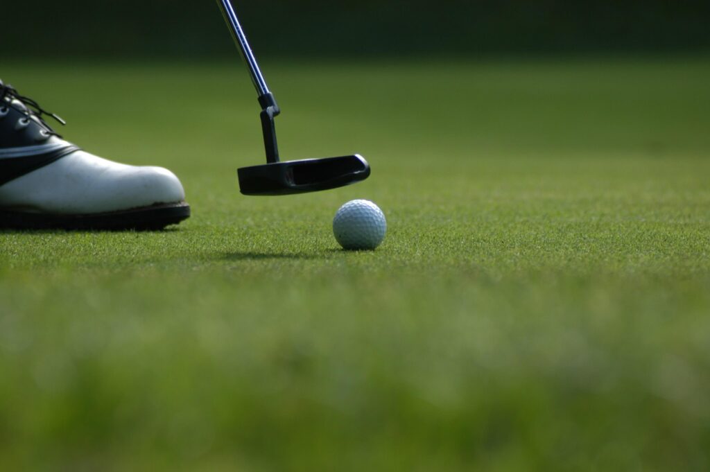 Sind Golfschuhe wichtig: Golfer mit modernen Golfschuhen auf dem Golfplatz